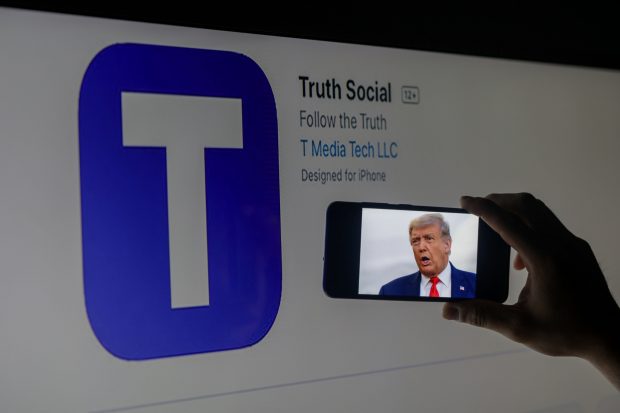 Reţeaua de socializare a lui Donald Trump, Truth Social, are logo-ul identic cu cel al unei firme britanice de panouri solare