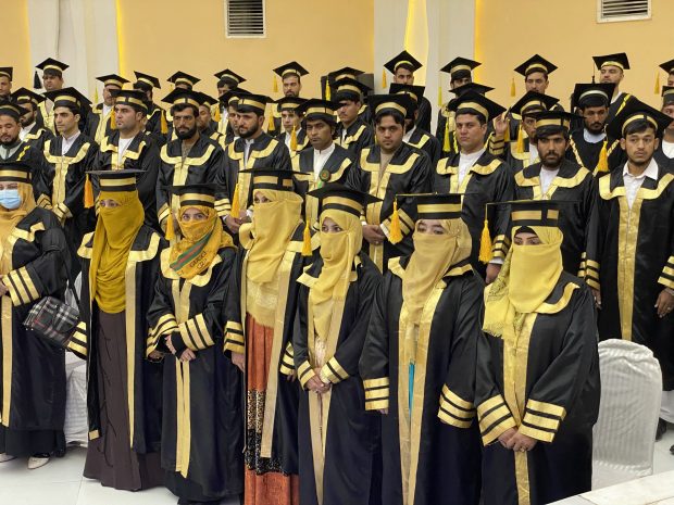Talibanii redeschid universitățile din Afganistan cu reguli stricte pentru studente