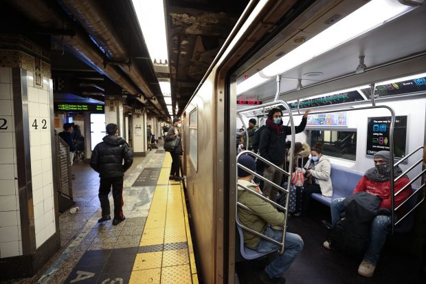 O tânără a fost înjunghiată într-un metrou din New York pentru că nu a vrut să-i spună agresorului cât e ceasul