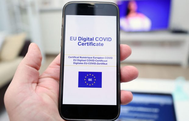 Persoanele care participă la studii clinice cu vaccinuri neaprobate pot primi certificate COVID-19, propune Comisia Europeană