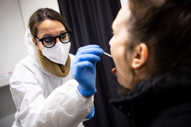 Studiu: Pacienţii reinfectaţi cu coronavirus au un risc de deces de peste două ori mai mare decât cei infectaţi doar o dată