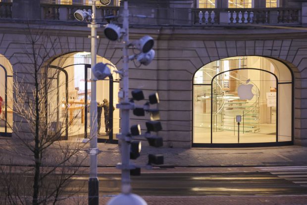 Luare de ostatici în magazinul Apple din Amsterdam. Forțele de ordine l-au imobilizat pe atacator.
