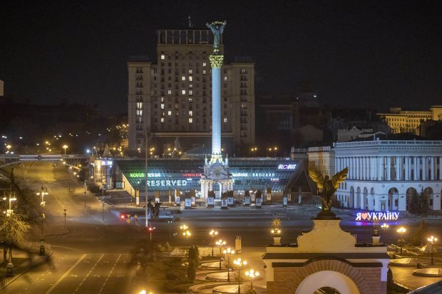 Sâmbătă dimineață, agenția rusă TASS relatează că trupele au fost întâmpinate de locuitori cu steaguri roșii în orașul Melitopol din est, dar nimic despre Kiev