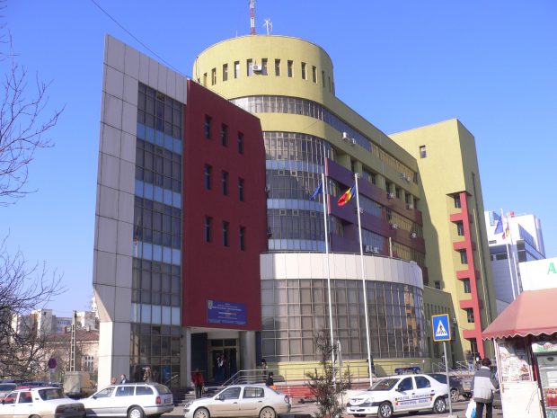 Șase funcţionari ai Fiscului din Buzău, între care şi un şef acuzat că a primit mită un scuter, cercetați de DNA