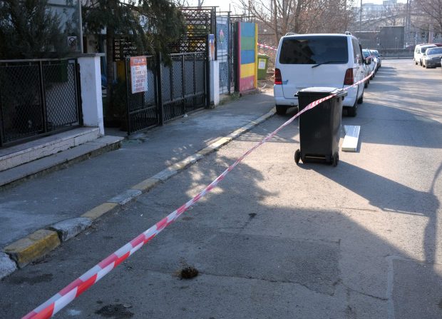 Blocarea locurilor de parcare cu diverse obiecte este ilegală, dar pe bucureșteni nu-i sperie amenzile de până la 2.500 de lei
