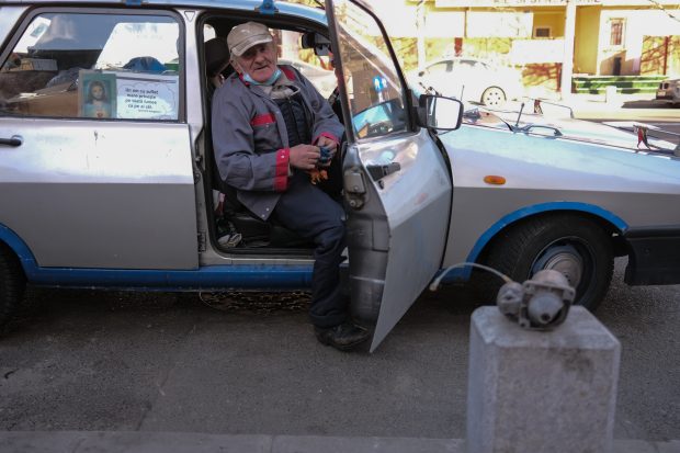Nea Iulică de pe Plevnei, 143, și mașina sa de poveste: o Dacia 1410 cu scaune de BMW, de care se ajută să-și rotunjească pensia de 1.394 de lei