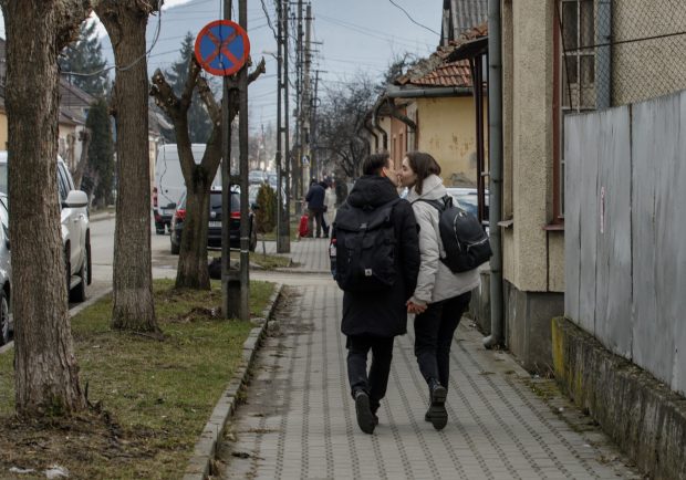 Dragoste și exod: reporterii Libertatea i-au descoperit la graniță pe Sașa și Vesna, doi tineri ucraineni care au fugit de război prin România