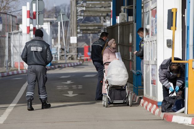 Anastasia, fetița care va prinde probabil anul 2100 și va ști toată viața ei că a împlinit primul an ca refugiată în România