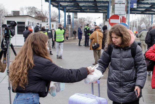 Zeci de adolescenți, voluntari la vama din Sighetul Marmației. „Cine mai simte frigul pe lângă tot ce se întâmplă acum?”