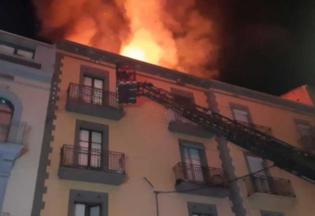 Incendiu de proporții la un bloc din Spania provocat de un român supărat pe vecinul său. Zeci de persoane, evacuate