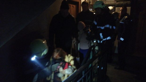 Incendiu la un bloc de locuințe sociale din Bârlad. Patru persoane au avut nevoie de îngrijiri medicale după ce fumul a inundat zece apartamente