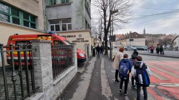 Incendiu la cantina unui liceu din Sibiu. Mai multe persoane s-au autoevacuat
