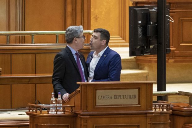 Ministrul Virgil Popescu cere conducerii Parlamentului să îi dea filmarea integrală a momentului când a fost agresat de Simion