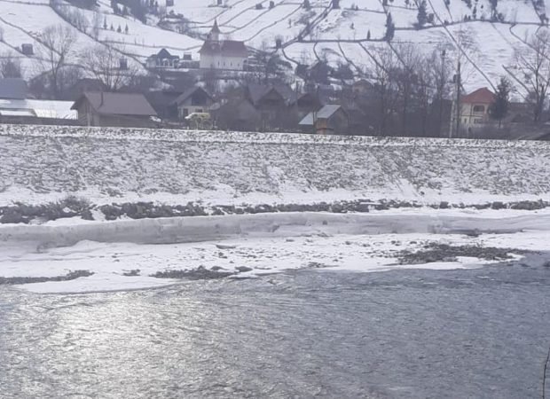 Cei doi copii din Neamț scoși din apele înghețate ale râului Bistrița au murit