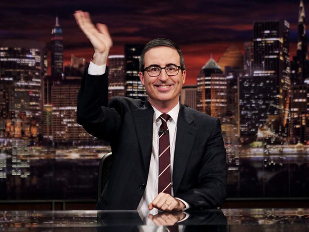EXCLUSIV. John Oliver, unul dintre cele mai combative staruri mondiale, mărturisește cum l-a transformat relația cu copiii săi, prin „multă bucurie necomplicată”