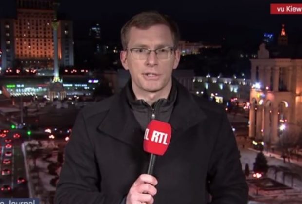 „Uimitor!”. Un jurnalist, viral pe internet după ce a transmis în direct de la Kiev în 6 limbi diferite