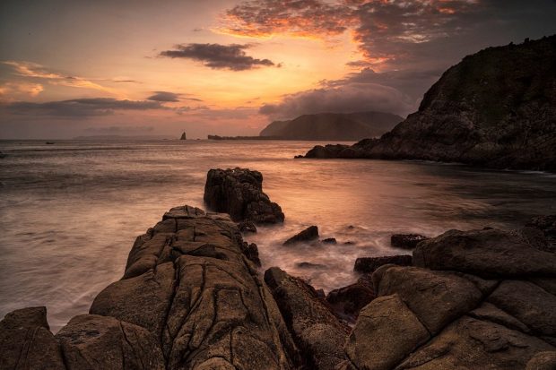 Cel puţin zece persoane au murit luate de valuri, în Indonezia, în timp ce meditau pe plajă