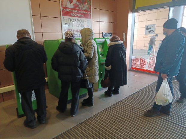Corespondentul Libertatea, din Mariupol, la 15 km de zona ocupată de armata rusă: Ucrainenii fac cozi la bancomate, se pregătesc să plece