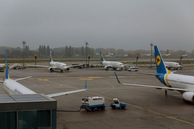 Presa vecină: Oligarhii ucraineni părăsesc țara. 20 de chartere și avioane private au plecat de la Kiev doar duminică