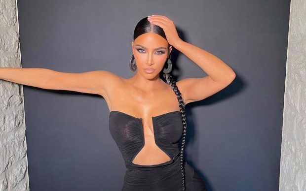 Kim Kardashian, într-o pereche de bikini minusculi. Apariția a fost răsplătită de fani cu peste 3 milioane de like-uri pe Instagram