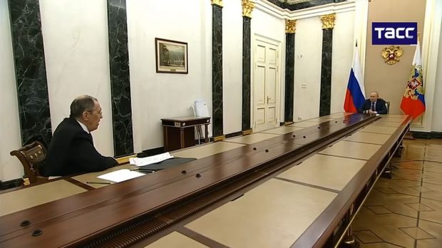 Serghei Lavrov, ținut de Vladimir Putin la aceeași distanță ca și Macron. Protocolul strict al liderului de la Kremlin