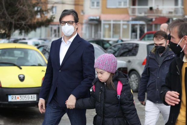 Fetiță cu sindrom Down, dusă la școală de președintele țării, după ce părinții colegilor au refuzat să-și mai lase copiii în clasă cu ea