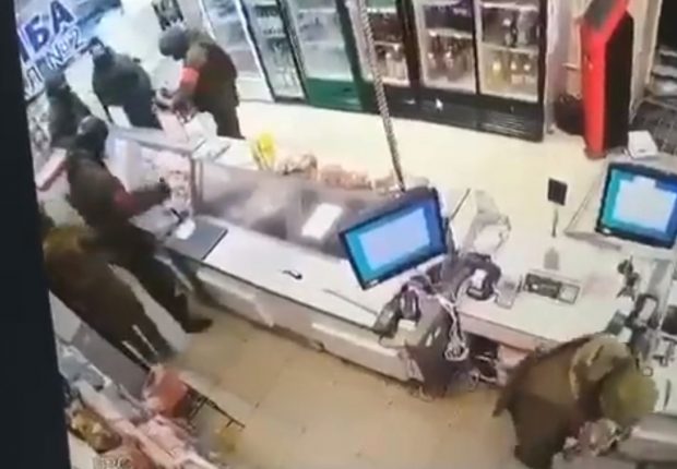 VIDEO | Soldați ruși, acuzați că jefuiesc o bancă și un magazin din Ucraina. Imaginile au devenit virale