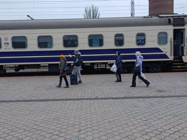 Corespondentul Libertatea în Ucraina, blocat într-un tren la Mariupol. Nu se mai merge către Kiev. Rușii atacă orașul, oamenii fug: „De ce UE ne-a abandonat?”