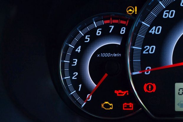 Martorul de bord „check engine” – ce probleme semnalează și ce trebuie să faci în fiecare situație