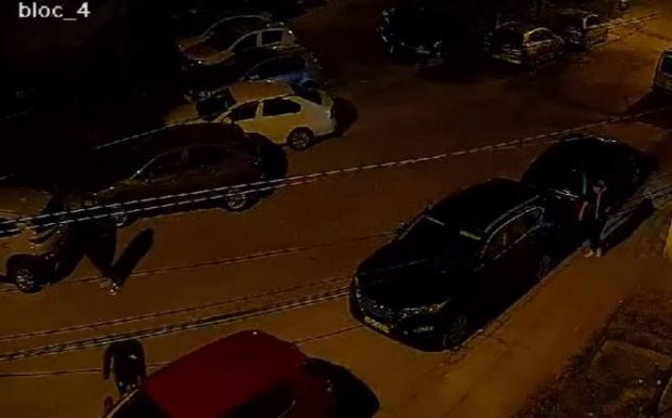 Tineri din Buzău, surprinși pe camere când încercau să deschidă uşile mai multor maşini parcate. Poliția a deschis o anchetă