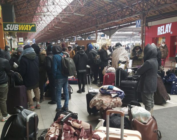 În Gara de Nord, refugiații din Ucraina, mulți dintre ei studenți din Africa și familii din Asia, așteptau la clasa a-2 a, iar „călătorii” obișnuiți la clasa 1