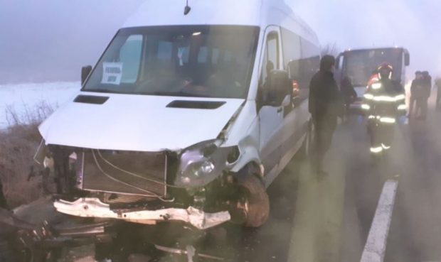 Microbuz şcolar, implicat într-un accident în județul Cluj. Doi copii au fost duși la spital