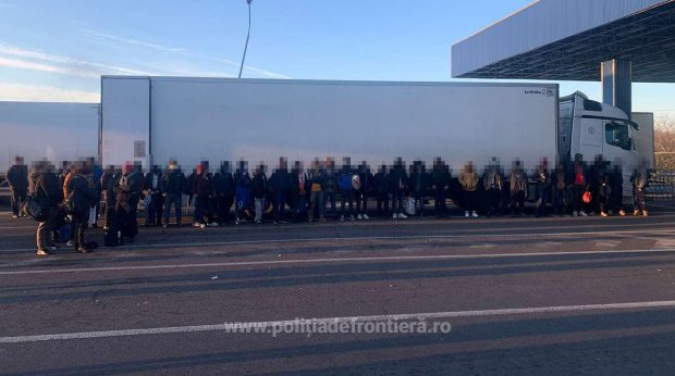 Doi șoferi români de TIR, prinși cu câte 37 de migranți în camion, în aceeași zi, unul la Nădlac, unul în Ungaria