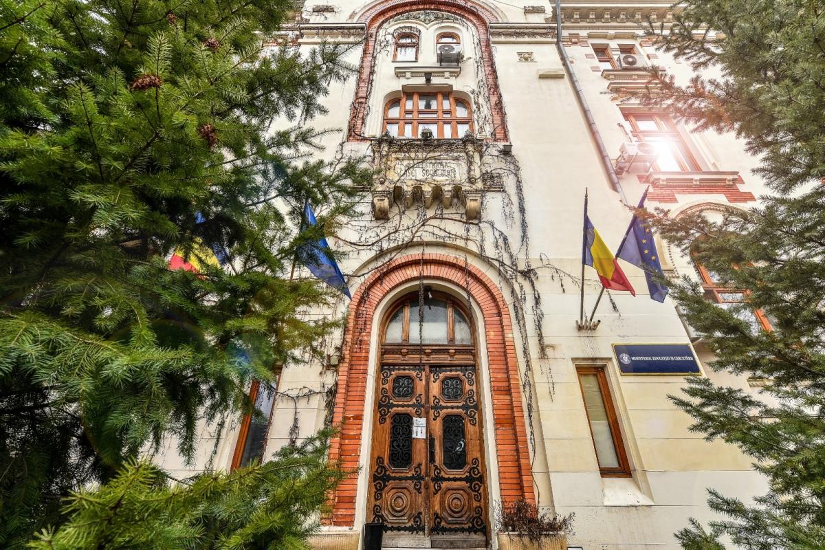 Conducerea Colegiului German Goethe din Bucureşti a demisionat în bloc, după ce ministerul a trimis corpul de control. Profesorii anunţă că vor asigura doar supravegherea la clasă a elevilor