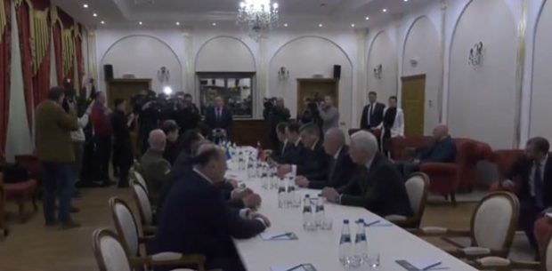 Kiev și Moscova, la masa negocierilor. Delegațiile celor două țări discută acum, cu ușile închise