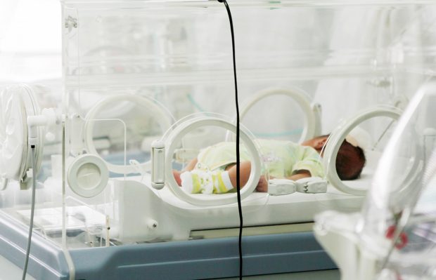 Moașa bebelușului român din Danemarca, adus la spital cu hemoragie cranină, a fost audiată la poliție
