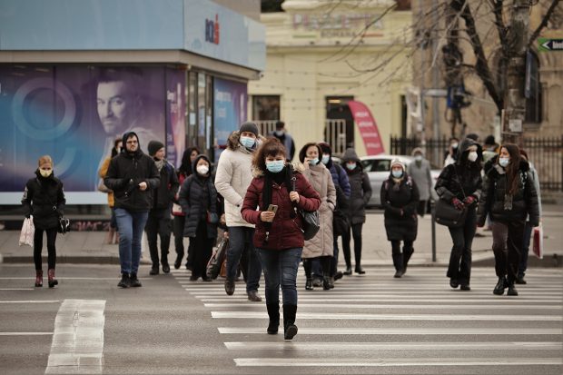 CCR: Ordonanța care impune purtarea măştii și în aer liber este neconstituţională
