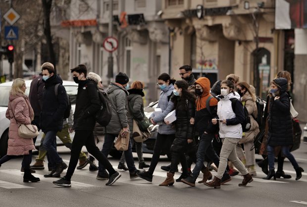 Cine decide că pandemia s-a încheiat? „Când intră fără măști în magazine, oamenii cred că virusul a dispărut”