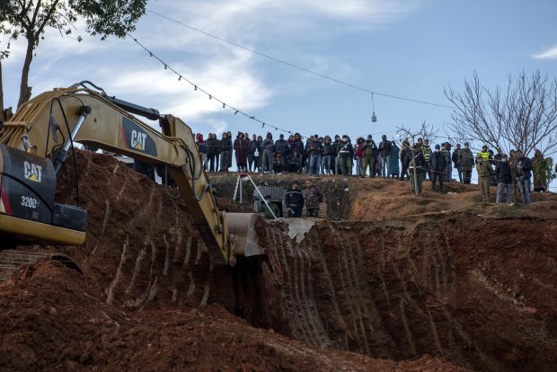 Operațiune pe muchie de cuțit pentru salvarea unui băiețel din Maroc, blocat de 4 zile într-un puț. Salvatorii, la câțiva centimetri de el