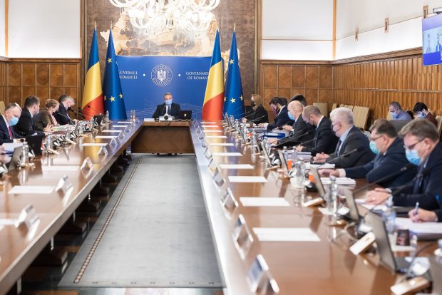 „Căutăm consultant pentru unul dintre miniștrii cu imagine bună”. Anunțul de angajare, postat pe un grup de pe Facebook