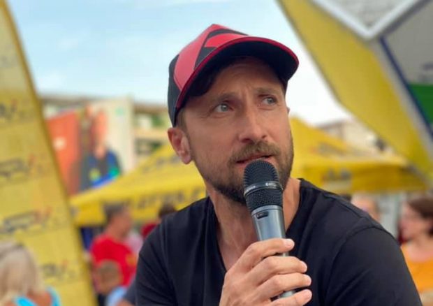 Cătălin Cazacu și Dani Oțil, schimb de replici neașteptate în direct la TV. Ce rol are în film? Măturător?