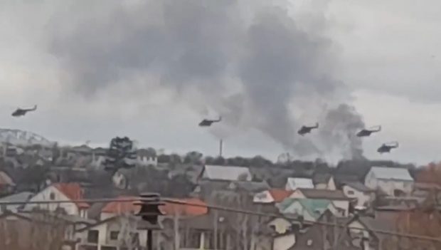 Imaginile războiului: Atac masiv cu elicoptere asupra unui aeroport de lângă Kiev