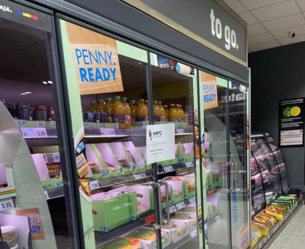 Produse expirate, fructe cu mucegai și vitrine ruginite. Trei magazine Mega Image și Penny, amendate de ANPC