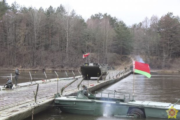 Presa ucraineană: imagini cu un pod de pontoane descoperit pe râul Pripiat în Belarus, la 6 kilometri de granița cu Ucraina