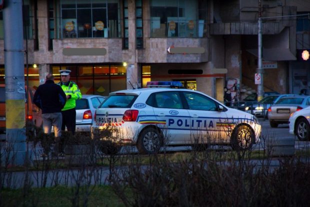 Un bărbat şi-a răpit fosta iubită şi pe fiica ei, din maşina actualului concubin al femeii. Agresorul, prins după ce a provocat 5 accidente rutiere
