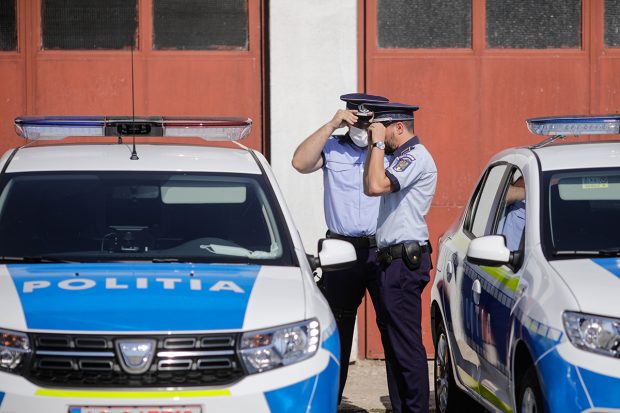Cinci poliţişti şi un fost comisar-șef din Gorj, trimişi în judecată pentru tentativă de omor şi tortură, după ce au bătut crunt un suspect