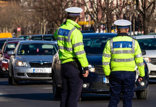 Un bărbat de 91 de ani a fost prins fără permis la volanul unui autoturism care circula cu numere de înmatriculare false