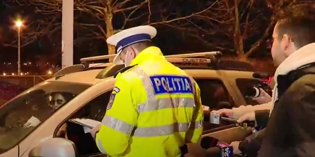 Un șofer din București care a rămas fără permis le-a cerut polițiștilor bani de taxi: „Aveți să-mi dați niște cash să mă duc până acasă?”