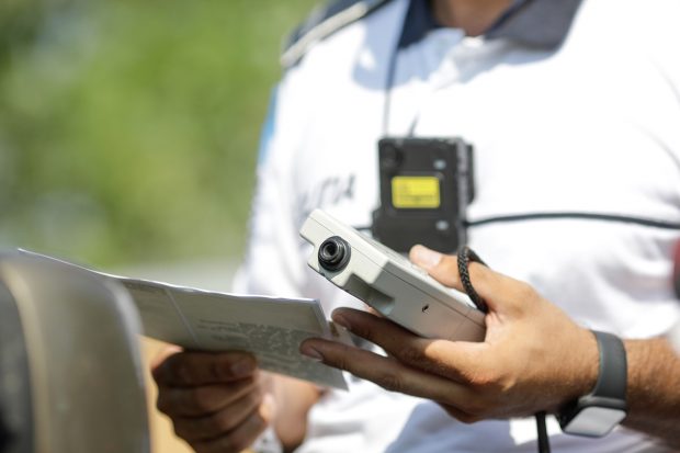 Bărbat din Iași, reținut după ce a încercat să dea 15.000 de lei mită unui polițist pentru a-i distruge probele din dosar