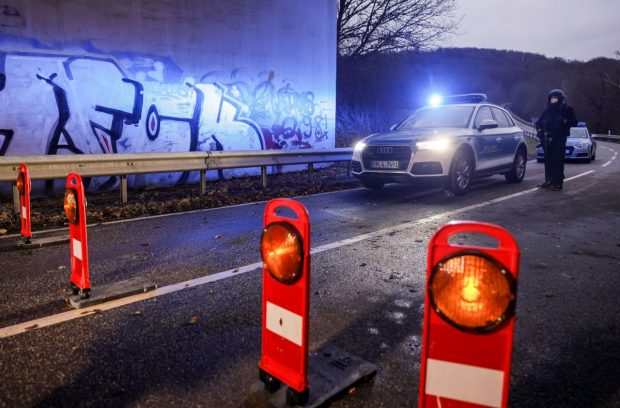 Arestări în Germania, după ce doi polițiști au fost omorâți la un control de rutină. Ce au descoperit autoritățile